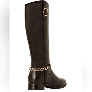Flat black boots with chain detail